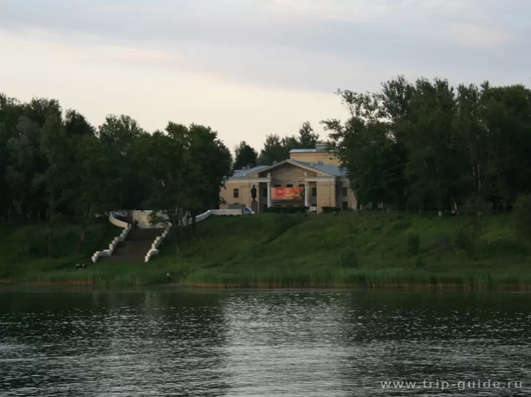 Вид на памятник Кирову в городе Кировск Вид на памятник Кирову в городе Кировск