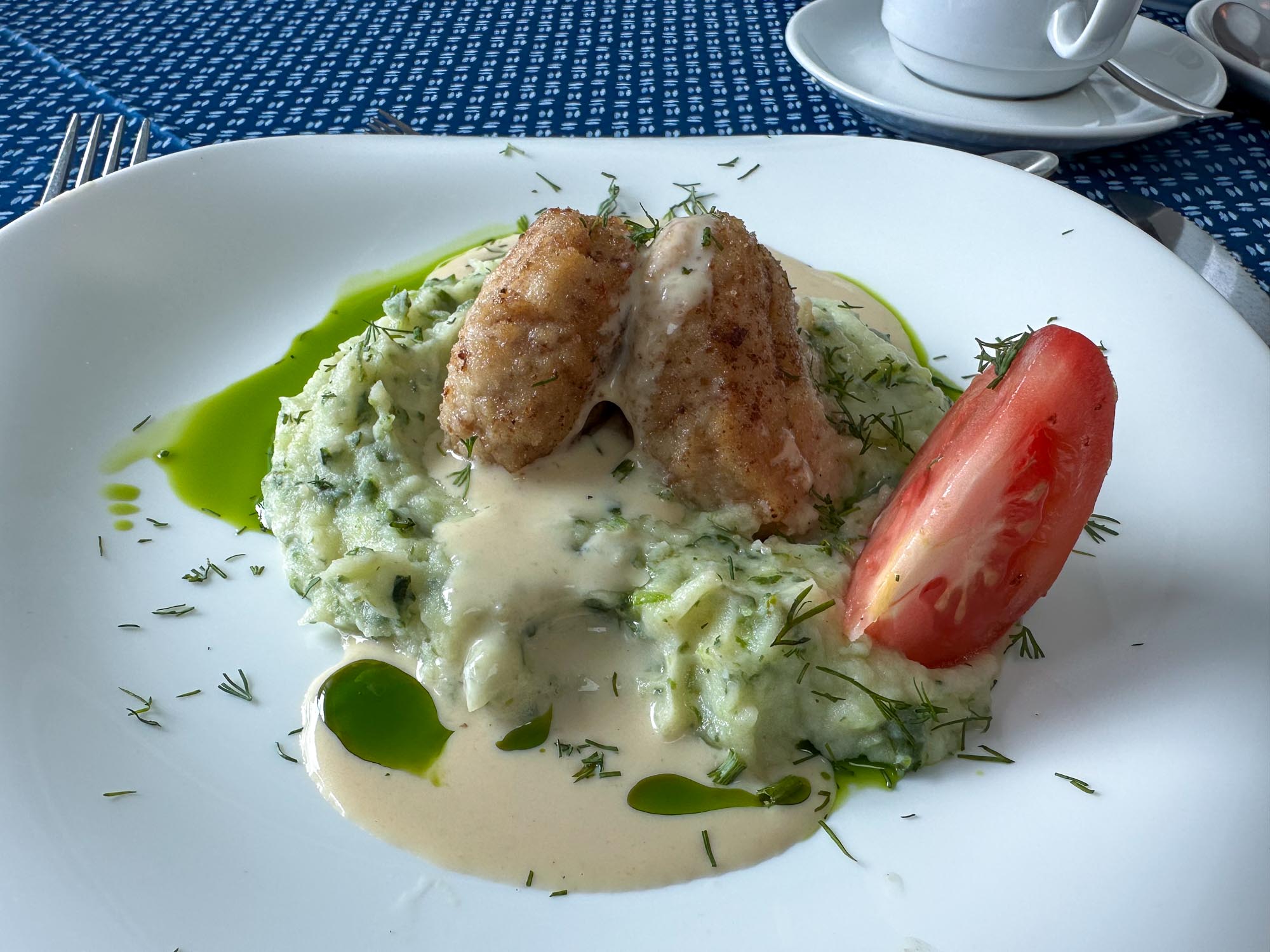 Котлетки куриные, пюре со шпинатом и сливочно-луковый соус